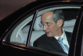El presidente de Guatemala, Álvaro Colom Caballeros, tras su llegada La Habana, 15 de febrero de 2009. (EFE)