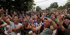 Cubanos varados en Turbo manifiestan su descontento ante la llegada de funcionarios de Migracion Colombia para pedirles que sigan su camino por las fronteras legales