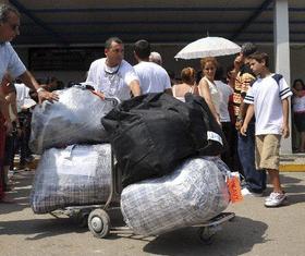 Exiliados cubanos a su llegada al Aeropuerto Internacional José Martí
