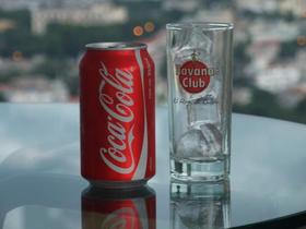 Coca-Cola y el ron cubano Havana.Club. (Tomado de Meridianews, Fotografía Daniele Febei, bajo licencia de Creative Commons)
