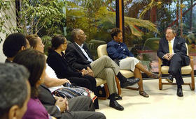 Raúl Castro (der) durante el encuentro con los congresistas estadounidenses. La Habana, 6 de abril de 2009. (AP)