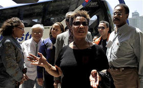 La congresista Barbara Lee, demócrata por California, habla con la prensa en la Isla. Detrás, otros miembros de la delegación estadounidense. La Habana, 3 de abril de 2009. (AP)
