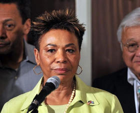 La congresista estadounidense Barbara Lee, jefa de la misión de legisladores demócratas, durante la rueda de prensa. La Habana, 4 de abril de 2009. (EFE)