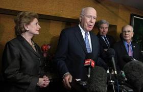 El senador demócrata de EEUU, Patrick Leahy (c), participa en una rueda de prensa junto a los los representantes Debbie Stabenow (i), Sheldon Whitehouse (2do d) y Peter Welch (d) el lunes 19 de enero de 2015, en La Habana (Cuba)