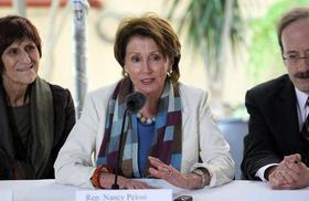 La líder demócrata estadounidense Nancy Pelosi (centro) ofrece una conferencia de prensa el jueves en La Habana. Pelosi completa así una visita de tres días a la Isla al frente de una delegación de congresistas de la Cámara de Representantes. La líder demócrata estadounidense Nancy Pelosi (centro) ofrece una conferencia de prensa el jueves en La Habana. Pelosi completa así una visita de tres días a la Isla al frente de una delegación de congresistas de la Cámara de Representantes