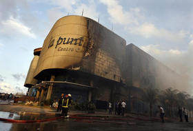 Incendio en el centro comercial La Puntilla. Miramar, La Habana, 30 de diciembre de 2008. (Reuters)