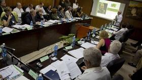 Especialistas estadounidenses, arriba a la izquierda, y especialistas cubanos, a la derecha, asisten a una reunión en el Instituto de Medicina Tropical Pedro Kouri en La Habana, el miércoles 19 de octubre de 2016