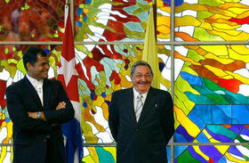 El presidente de Ecuador, Rafael Correa, y Raúl Castro, durante la ceremonia de firma de acuerdos. La Habana, 8 de enero de 2009. 