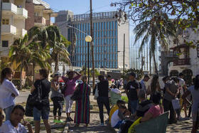 Varias personas esperan las solicitudes de visa fuera de la embajada de Estados Unidos en La Habana, Cuba, el lunes 2 de octubre de 2017
