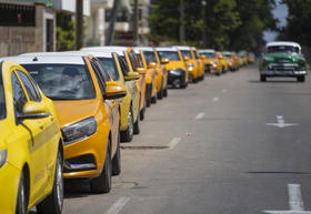 Falta la gasolina en Cuba, donde los choferes hacen largar filas de varios días para lograr combustible