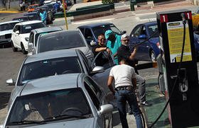 Cubanos hacen fila para comprar gasolina