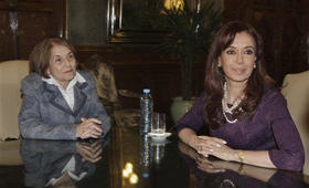 La neurocirujana cubana Hilda Molina y la presidenta de Argentina, Cristina Fernández de Kirchner. Casa Rosada (gobierno), Buenos Aires, 16 de junio de 2009. (AP)