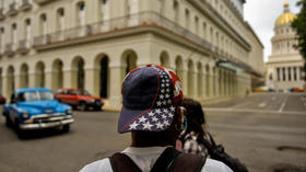 Un hombre lleva gorro con bandera norteamericana en una calle de La Habana, el 3 de noviembre de 2020