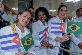 Médicos cubanos en Brasil en esta foto de archivo