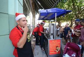 Un puesto de venta de churros apuesta por los clientes de la calle Obispo y asegura complacerles desde mayo de 2012 (Foto: Rui Ferreira.)