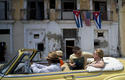Foto de archivo de turistas paseando en un auto clásico en La Habana, Cuba