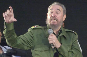 Fidel Castro habla en un evento literario en la Casa de las Américas, en La Habana, en 2003