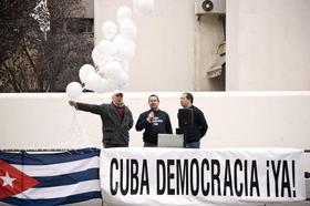 Representantes de Cuba Democracia ¡Ya! se han manifestado hoy frente a la embajada cubana en Madrid