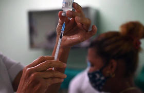 Una enfermera se prepara para inocular a una trabajadora de la salud con la segunda dosis de la vacuna cubana Abdala contra la covid-19 en Cienfuegos, Cuba, el 30 de mayo de 2021
