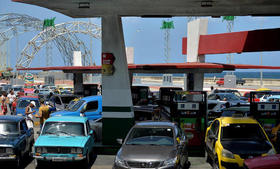Largas filas para adquirir combustible en Cuba