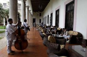 Turistas extranjeros en el Hotel Nacional de Cuba, en La Habana.