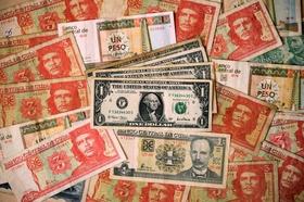 Billetes de Cuba y Estados Unidos en esta fotografía ilustrativa tomada en La Habana