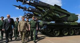 El ministro ruso de Defensa, Serguei Shoigu (dcha.) camina junto al vicepresidente del Gobierno cubano, Ricardo Cabrisas, en La Habana, capital de Cuba, en esta foto de archivo