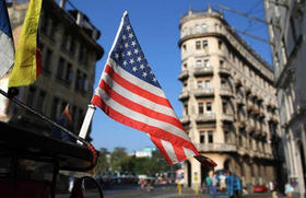 Una bandera de Estados Unidos ondea sobre un bicitaxi el miércoles 15 de abril de 2015, en una calle de La Habana