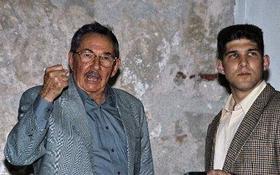 Raúl Castro y su nieto y escolta Raúl Guillermo Rodríguez Castro, en esta fotode archivo