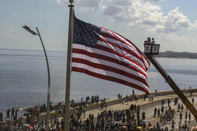 La bandera estadounidense ondea en la embajada de EEUU en La Habana, el 14 de agosto de 2014, tras el restablecimiento de relaciones entre Cuba y Estados Unidos