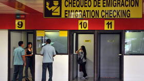 Ventanillas para el ontrol de emigración en aeropuerto cubano