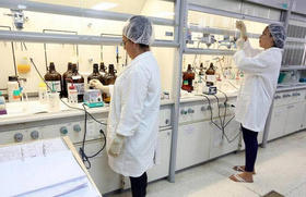 Cecilia Sagardoy y Yordanka Mascorrot, especialistas en péptidos, trabajan en el laboratorio químico del Centro de Ingeniería Genética y Biotecnología en La Habana