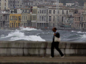 Un turista camina por el Malecón durante una día de mucho viento en La Habana, Cuba, el 13 de diciembre del 2010