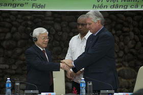 El primer vicepresidente cubano Miguel Díaz-Canel saluda al secretario general del Partido Comunista de Vietnam, Nguyen Phu Trong