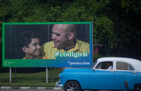 Un automóvil pasa frente a una valla parte de la campaña por el SI, en el referendo popular del nuevo Código de las Familias, en La Habana (Cuba)