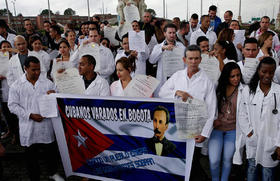 Médicos cubanos varados en Colombia en esta foto de archivo. Un grupo de dichos médicos recibió autorización para viajar a Estados Unidos, pero la situación migratoria de otros aún no se ha definido