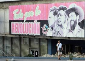 Cártel con consigna del gobierno cubano