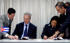 El presidente Ejecutivo de Google, Eric Schmidt y la presidenta de la Empresa Estatal de Telecomunicaciones de Cuba (Etecsa), Mayra Arevich Marín, firman acuerdo
