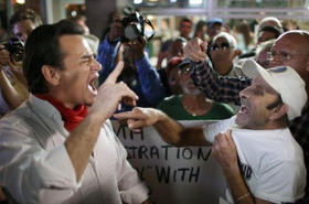 Cubanoamericanos de Miami, reunidos en el restaurante Versailles