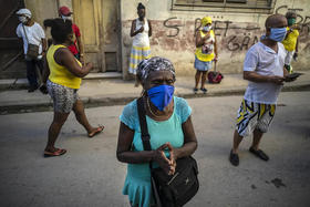 Creyentes con mascarillas rezan durante una misa católica transmitida por radio en honor a la Virgen de la Caridad del Cobre en su fiesta en La Habana, Cuba, el martes 8 de septiembre de 2020. Creyentes con mascarillas rezan durante una misa católica transmitida por radio en honor a la Virgen de la Caridad del Cobre en su fiesta en La Habana, Cuba, el martes 8 de septiembre de 2020