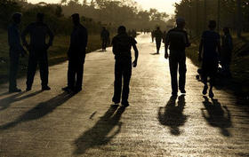 Policías y peregrinos en El Rincón. La Habana, 17 de diciembre de 2008. (AP)