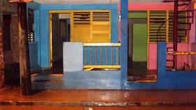 Casas a las que los dueños quitaron puertas o persianas para protegerlas de posibles golpes de agua asociados a Irma