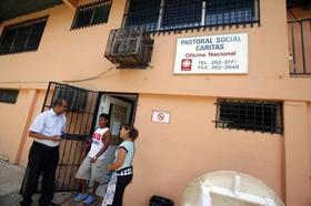 Emigrantes cubanos permanecen en la sede de la Pastoral Social Cáritas en Ciudad de Panamá (Panamá)