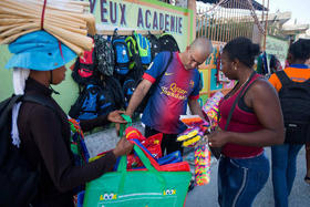 Un cubano mira unas carteras que se venden en un mercado de Port-au-Prince, Haití, el 10 de diciembre de 2018