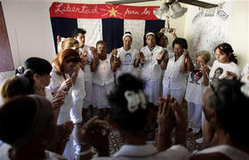 Damas de Blanco rezan en el inicio de las actividades por el sexto aniversario de la represión. La Habana, 17 de marzo de 2009. (AP)