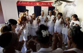 Damas de Blanco rezan en el inicio de las actividades por el sexto aniversario de la represión. La Habana, 17 de marzo de 2009. (AP) Damas de Blanco rezan en el inicio de las actividades por el sexto aniversario de la represión. La Habana, 17 de marzo de 2009. (AP)