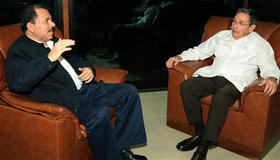 Daniel Ortega y Raúl Castro durante su encuentro en La Habana, 2 de abril de 2009. (AP)