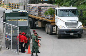 Miembros del Ejército venezolano observan un camión cargado con cemento procedente de la fábrica Carlos Marx de Cuba
