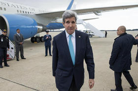 El secretario John Kerry llega a la Base Andrews, en Maryland para dar la bienvenida a Alan Gross, quien llevaba preso en Cuba cinco años, en esta foto de archivo