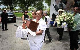 Reina Luisa Tamayo, la madre del fallecido disidente Orlando Zapata Tamayo, llega con los restos de su hijo, el sábado 25 de junio de 2011, en el cementerio Memorial Park en Miami, Florida